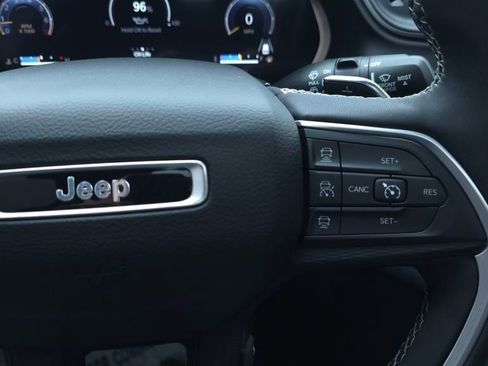 Used 2023 Jeep Grand Cherokee Altitude AWD/4WD image 27