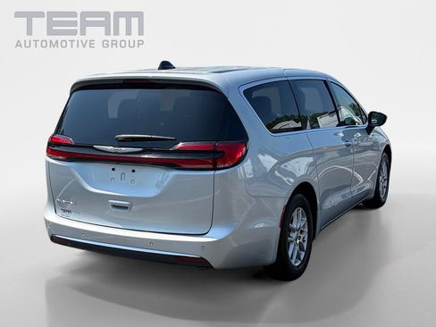 Used 2024 Chrysler Pacifica Touring-L FWD image 7