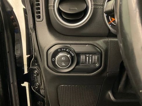 Used 2020 Jeep Gladiator Overland AWD/4WD image 14