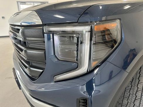 Used 2022 GMC Sierra 1500 Pro w/ Pro Value Package AWD/4WD image 11