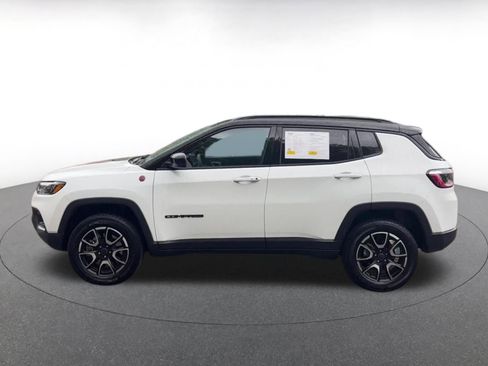 Used 2025 Jeep Compass Trailhawk AWD/4WD image 9