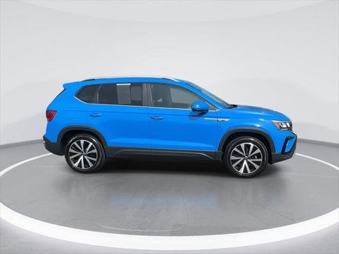 Certified 2023 Volkswagen Taos SE w/ Panoramic Sunroof Package AWD/4WD image 9