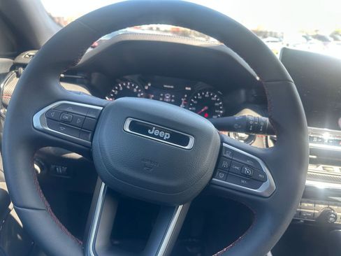 Used 2025 Jeep Compass Trailhawk image 27