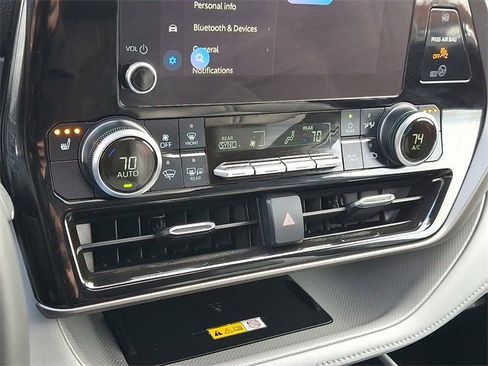 Certified 2024 Toyota Highlander XLE image 17