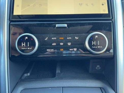 New 2024 Land Rover Discovery Dynamic SE image 15