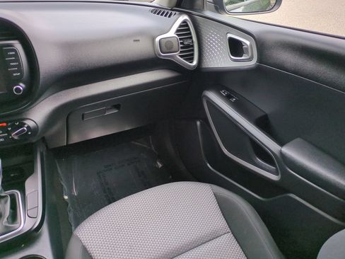 Used 2025 Kia Soul LX w/ LX Technology Package FWD image 17