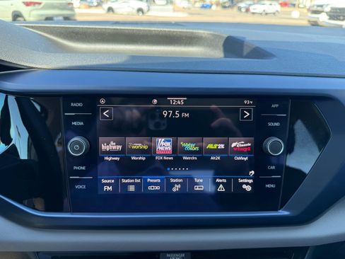 Used 2022 Volkswagen Taos SE w/ Panoramic Sunroof Package image 23