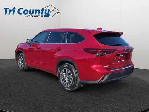 Used 2023 Toyota Highlander XLE image 6