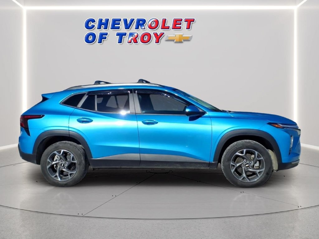 Used 2025 Chevrolet Trax LT w/ LT Convenience Package FWD image 8