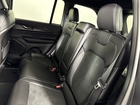 New 2025 Jeep Grand Cherokee Altitude image 13