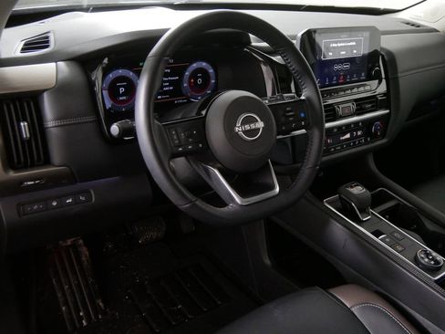 Used 2024 Nissan Pathfinder Platinum w/ Black Appearance Package image 12