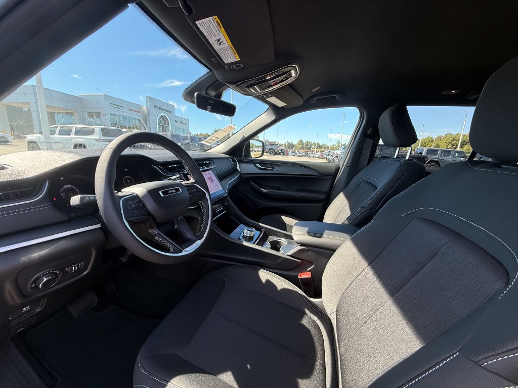 New 2027 Jeep Grand Cherokee Laredo RWD image 20