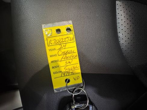 Used 2024 Chrysler Pacifica Touring-L FWD image 29