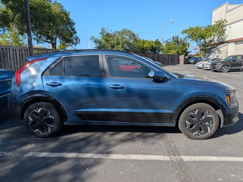 Used 2024 Kia Niro Wave FWD image 2