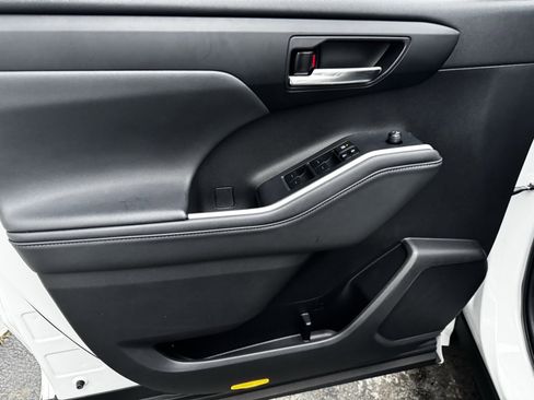 Used 2022 Toyota Highlander XLE image 16