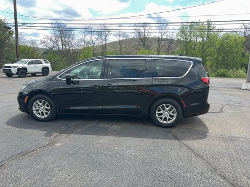 Used 2025 Chrysler Pacifica Select FWD image 8
