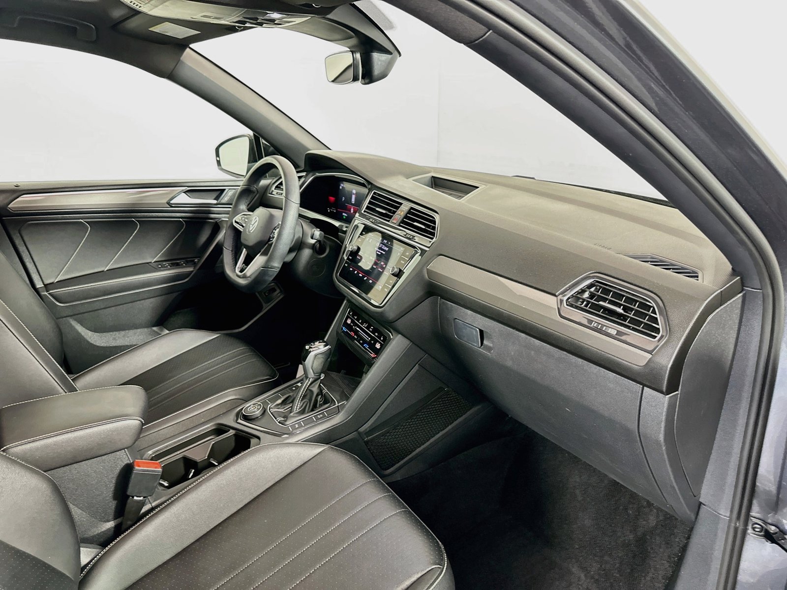 Used 2022 Volkswagen Tiguan SE R-Line AWD/4WD image 29