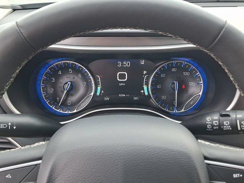 Used 2024 Chrysler Pacifica Touring-L FWD image 19