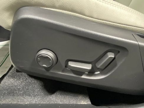 Certified 2024 Volvo XC40 B5 Ultimate w/ Protection Package Premier image 12