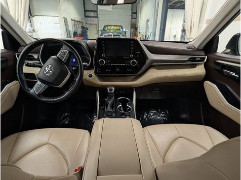 Used 2021 Toyota Highlander XLE AWD/4WD image 9