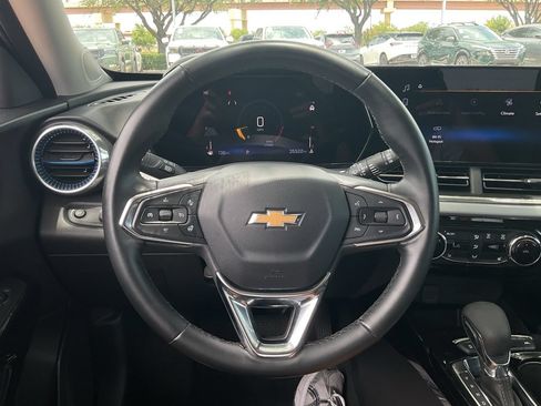 Used 2025 Chevrolet Trax LT w/ LT Convenience Package FWD image 23