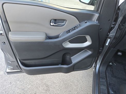 Used 2022 Nissan Frontier SV image 11