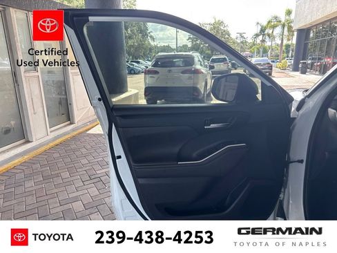 Used 2020 Toyota Highlander XLE FWD image 13