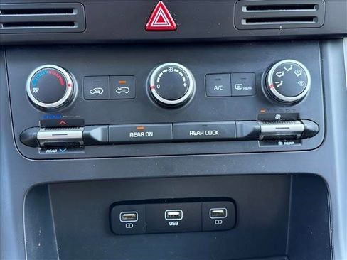 Used 2022 Kia Carnival LX FWD image 28