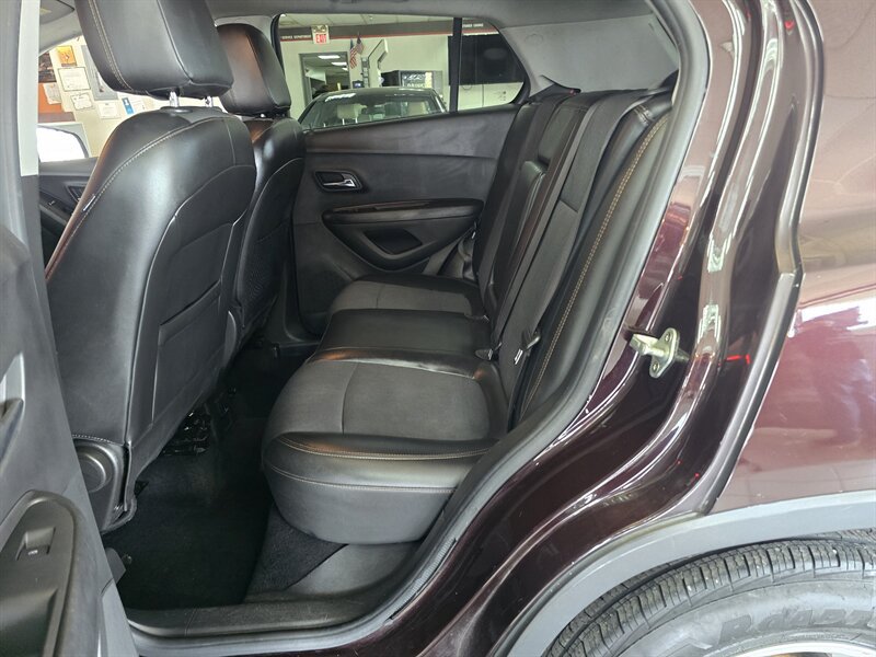 Used 2020 Chevrolet Trax LT w/ LT Convenience Package FWD image 11