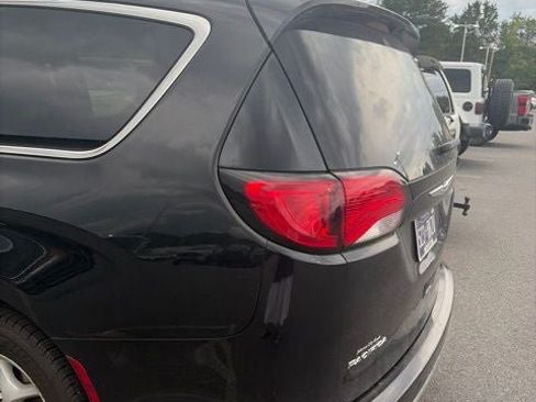 Used 2018 Chrysler Pacifica Touring-L Plus w/ Tire & Wheel Group FWD image 7