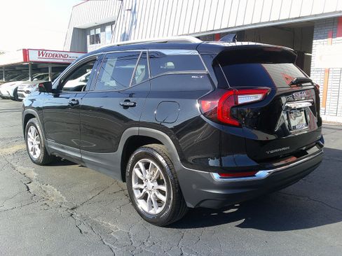 Used 2024 GMC Terrain SLT image 3