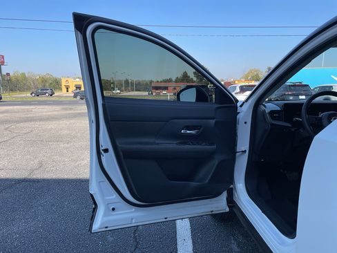 Certified 2025 Nissan Kicks SV w/ SV Premium Package FWD image 8