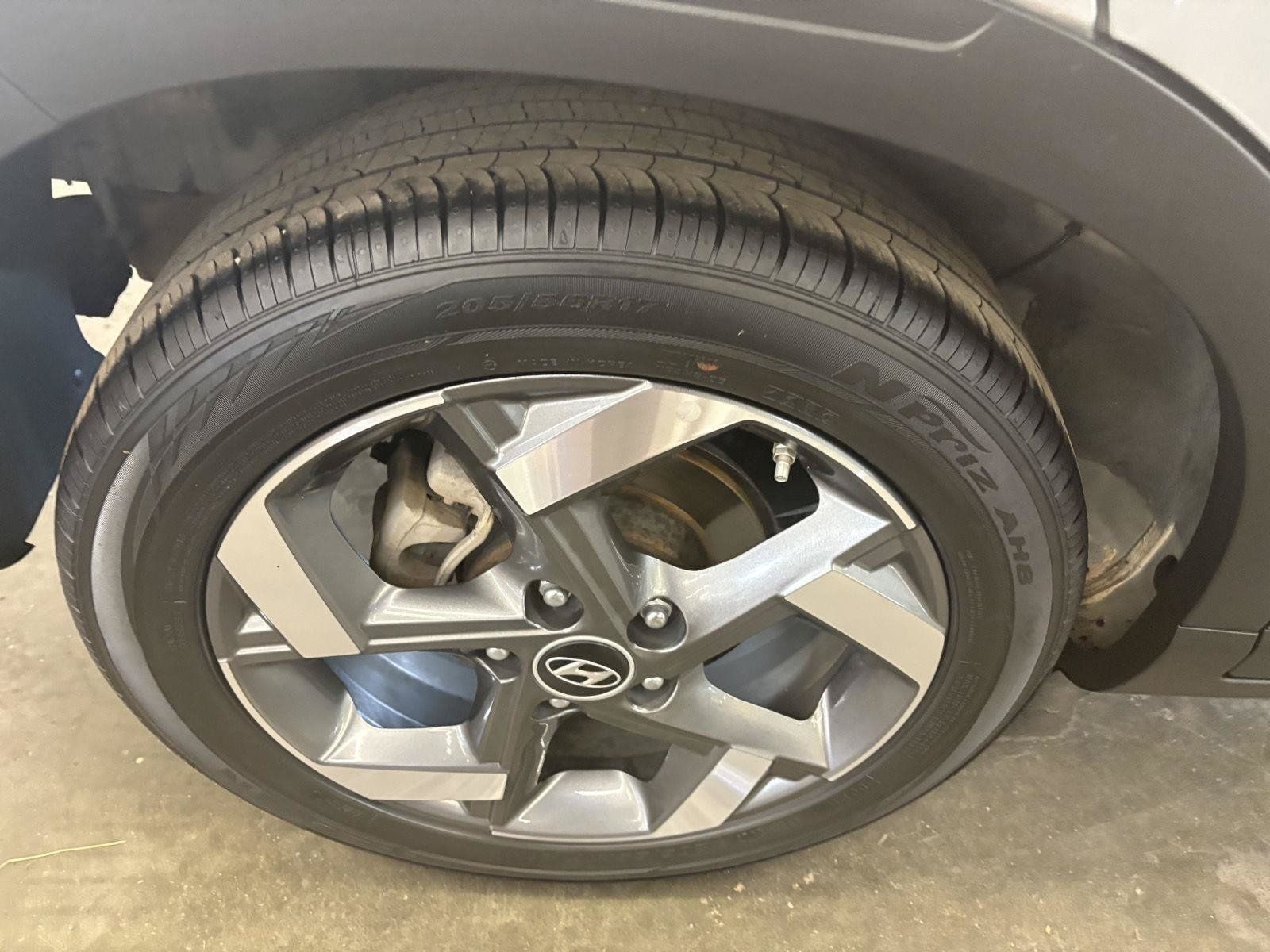 Used 2025 Hyundai Venue SEL FWD image 12