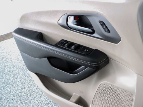 Used 2023 Chrysler Pacifica Touring-L FWD image 21
