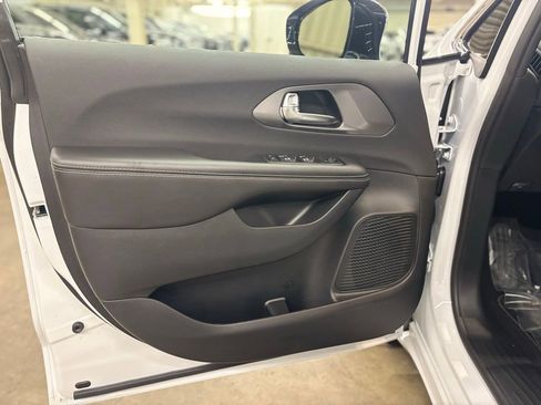 New 2026 Chrysler Voyager LX image 10