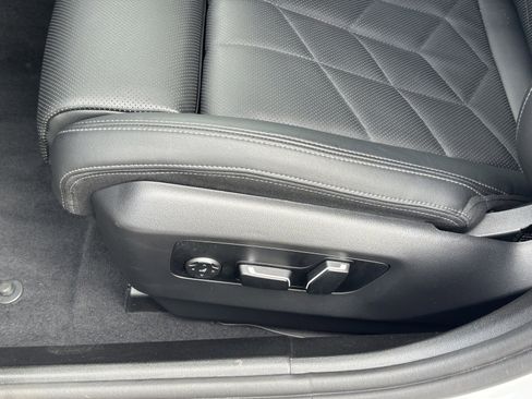 Used 2025 BMW 530i xDrive image 18