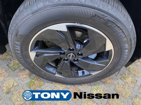 Used 2025 Nissan Rogue SV FWD image 9