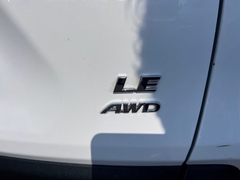 Used 2022 Toyota RAV4 LE AWD/4WD image 4
