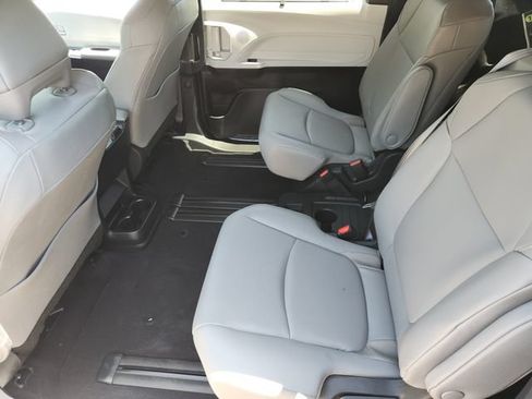 Used 2025 Toyota Sienna XLE FWD image 24