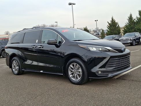 Certified 2025 Toyota Sienna XLE image 1