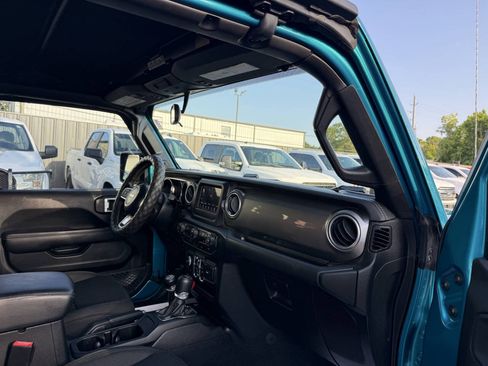 Used 2020 Jeep Wrangler Unlimited Sahara AWD/4WD image 9