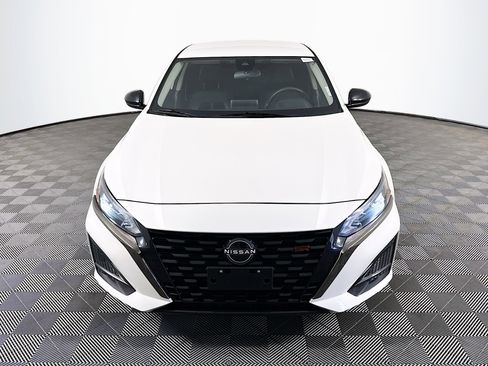 Used 2023 Nissan Altima 2.5 SR image 2