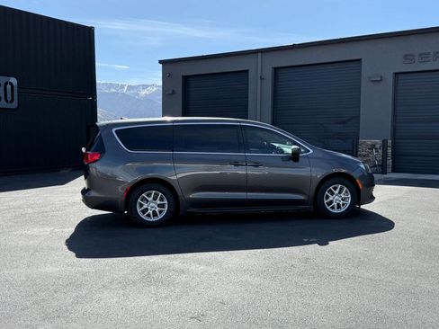 Used 2020 Chrysler Voyager LX image 3