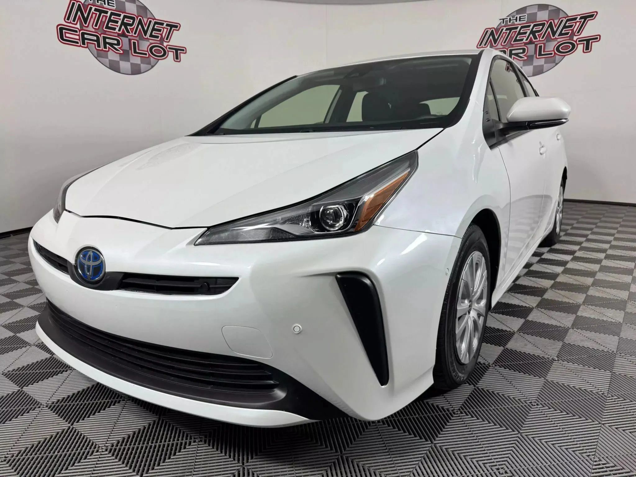 Used 2022 Toyota Prius LE FWD image 3