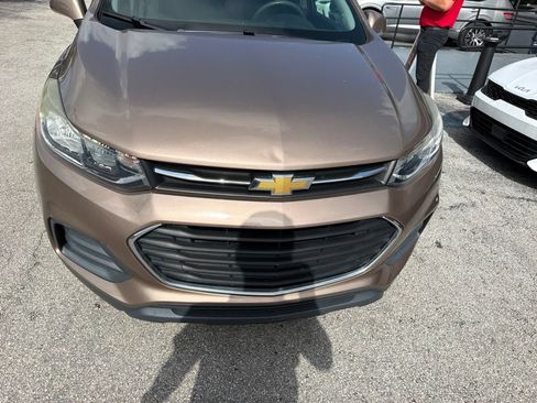 Used 2018 Chevrolet Trax LS FWD image 2
