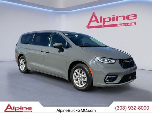 Used 2023 Chrysler Pacifica Touring-L FWD image 7