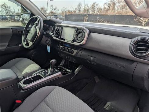 Used 2021 Toyota Tacoma SR5 AWD/4WD image 13