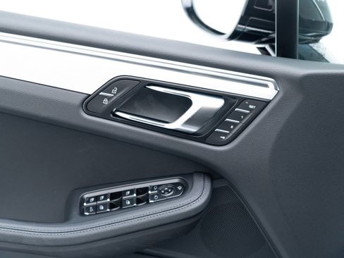 Certified 2023 Porsche Macan AWD/4WD image 15