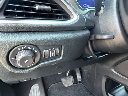 Used 2025 Chrysler Pacifica Pinnacle FWD image 26