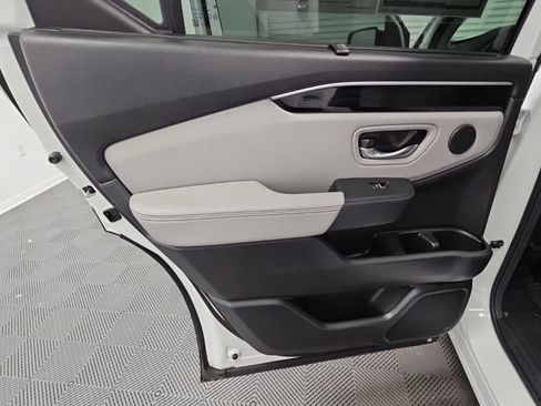 Used 2025 Honda Pilot Touring image 35